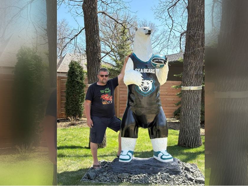 Kornelius the Karver creates polar bear memorial for Winnipeg Sea